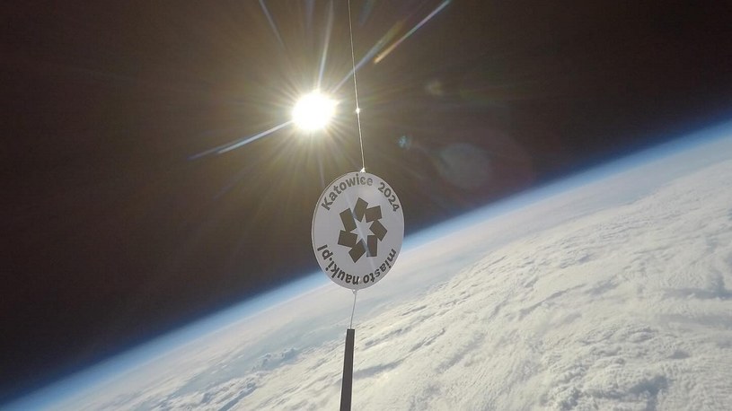 Astronomowie z Planetarium Śląskiego w Chorzowie wysłali do stratosfery balon z zasobnikiem pomiarowym. Urządzenie wzbiło się na wysokość ponad 35 kilometrów ponad powierzchnię Ziemi.