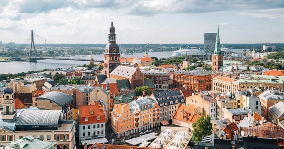 Na Łotwie wydano pierwsze nakazy opuszczenia kraju przez obywateli Rosji, którzy nie zdali obowiązkowego egzaminu z języka łotewskiego - poinformowała agencja LETA.