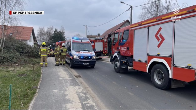 Koszmarny wypadek w Krościnie Wielkiej na Dolnym Śląsku. Auto przygniotło babcię spacerującą z wnukami. 63-letniej kobiecie w ostatniej chwili udało się odepchnąć wózek z dziewięcio-miesięczną wnuczką, ale nie udało się jej uratować siebie i 3-letniego wnuka. Oboje w ciężkim stanie trafili do szpitala.Materiał dla "Wydarzeń" przygotowała Katarzyna Pyssa. 