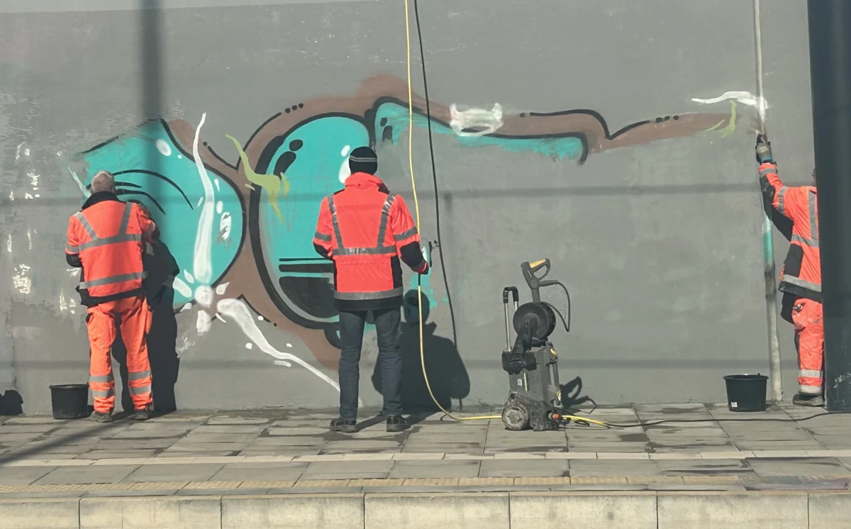 Zaledwie jeden dzień przetrwał nowo wybudowany przystanek tramwajowy przy Reducie Wolskiej w Warszawie. W poniedziałek tramwajarze otworzyli długo wyczekiwaną trasę na Kasprzaka, a we wtorek w nocy wandale zdążyli już pokryć jeden z przystanków szpecącym graffiti.