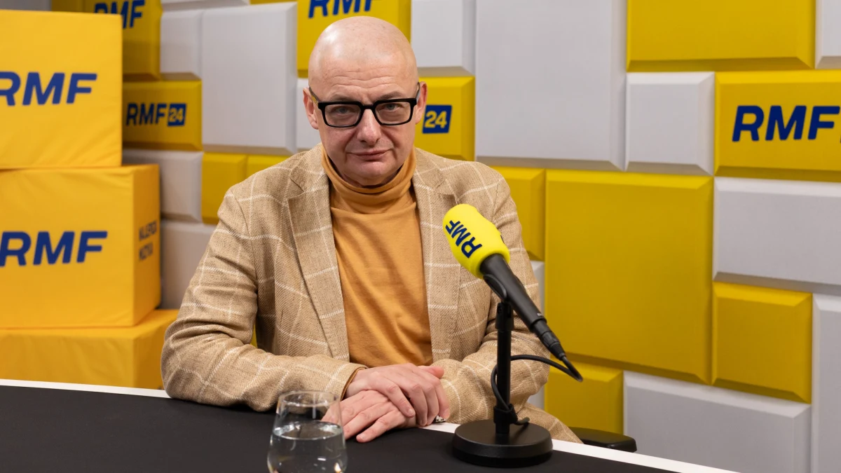 "Kiedyś Francuzi nie chcieli umierać za Gdańsk. Później zakończyło się to dla nich długoletnią niemiecką okupacją i bardzo poważnymi kłopotami w II wojnie światowej. Dzisiaj Macron, mam nadzieję, wyciągnął lekcję z tego, że Francuzi nie chcieli umierać za Gdańsk. Później musieli umierać w Paryżu" - powiedział w Popołudniowej rozmowie w RMF FM wicemarszałek Senatu Michał Kamiński, komentując słowa prezydenta Francji. Macron pod koniec lutego stwierdził, że nie należy wykluczać wysłania zachodnich wojsk lądowych na Ukrainę w przyszłości.