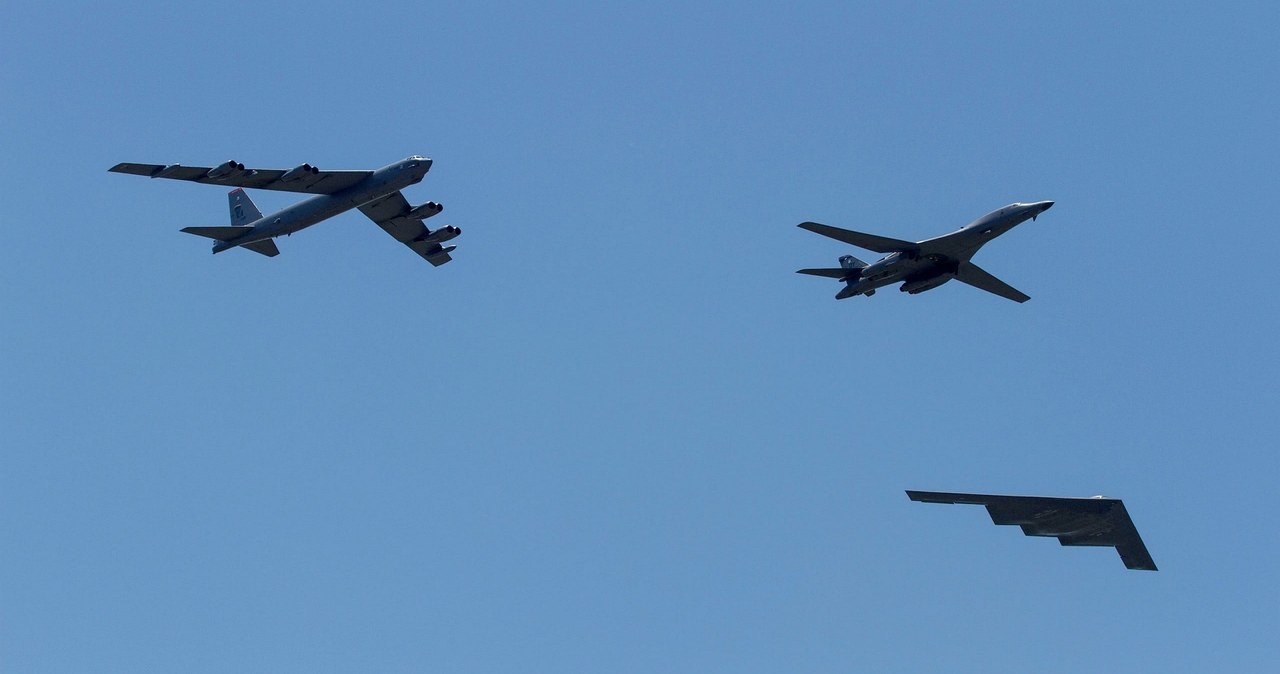 Nad Szwecją, która jest świeżo upieczonym członkiem NATO, przeleciała flota bombowców strategicznych Stanów Zjednoczonych. NATO w ten sposób pręży muskuły przez Rosją i daje wyraźny sygnał, że jest gotowe na wszelkie prowokacje.