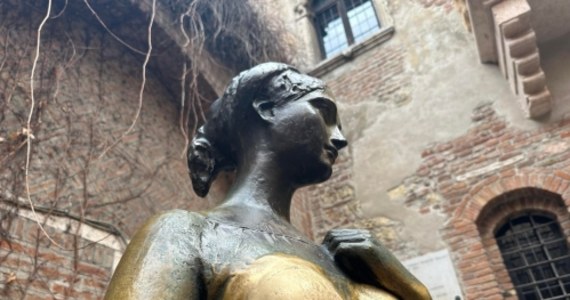 Turyści znowu zniszczyli słynny posąg szekspirowskiej Julii, jaki stoi na dziedzińcu kamienicy w Weronie w północnych Włoszech. Każdy, to tam wchodzi, dotyka piersi postaci, co ma przynieść szczęście w miłości. Teraz pojawiła się w niej dziura.