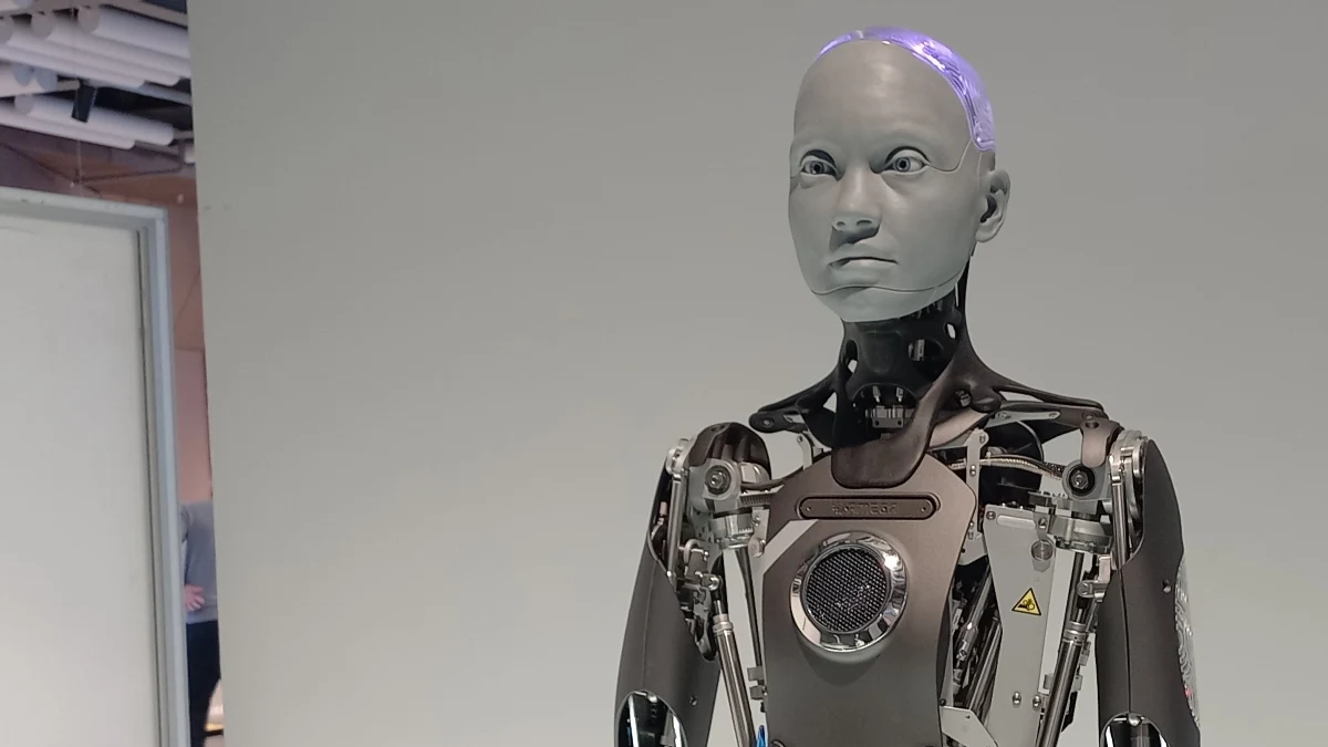 Ma 187 cm wzrostu, błękitne oczy i niebieskoszarą karnację, a porozumiewa się za pomocą sztucznej inteligencji. W Centrum Nauki Kopernik (CNK) możecie spotkać wyjątkowego robota humanoidalnego. Maszyna o imieniu Ameca robi miny jak człowiek, a jej mózg to cały Internet, sama siebie nazywa androidką.