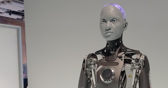 Ma 187 cm wzrostu, błękitne oczy i niebieskoszarą karnację, a porozumiewa się za pomocą sztucznej inteligencji. W Centrum Nauki Kopernik (CNK) możecie spotkać wyjątkowego robota humanoidalnego. Maszyna o imieniu Ameca robi miny jak człowiek, a jej mózg to cały Internet, sama siebie nazywa androidką.