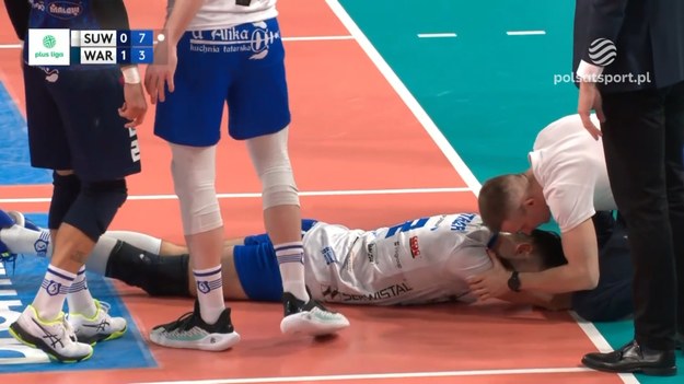 Fragment meczu MKS Ślepsk Malow Suwałki – Projekt Warszawa 1:3 (14:25, 25:14, 27:29, 18:25) - siatkówka, PlusLiga 2024 - 24. kolejka. Konrad Stajer doznał urazu.

