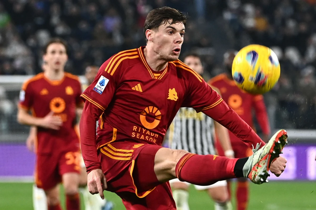 Piłkarze Bayeru Leverkusen pozostają niepokonani w tym sezonie. W pierwszym meczu 1/8 finału Ligi Europy zremisowali w Baku z Karabachem Agdam 2:2, zdobywając wyrównującą bramkę w doliczonym czasie gry. Rewanż - 14 marca w Niemczech. W starciu zespołów AS Romy i Brighton, w których występują reprezentanci Polski, lepsza okazała się drużyna Nicoli Zalewskiego. Rzymianie wygrali 4:0.