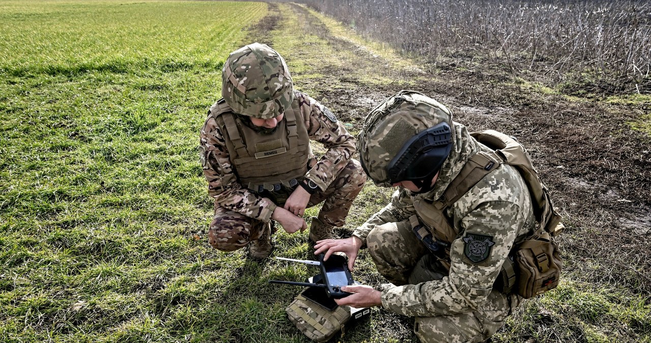 Siły Zbrojne Ukrainy testują wysoce precyzyjną amunicję do dronów, która może być zrzucana z wysokości 1 km. Oznacza to, że Rosjanie nie będą mieli nawet szans zobaczyć, że coś spada im na głowy, a tym samym czasu na reakcję i ucieczkę.  