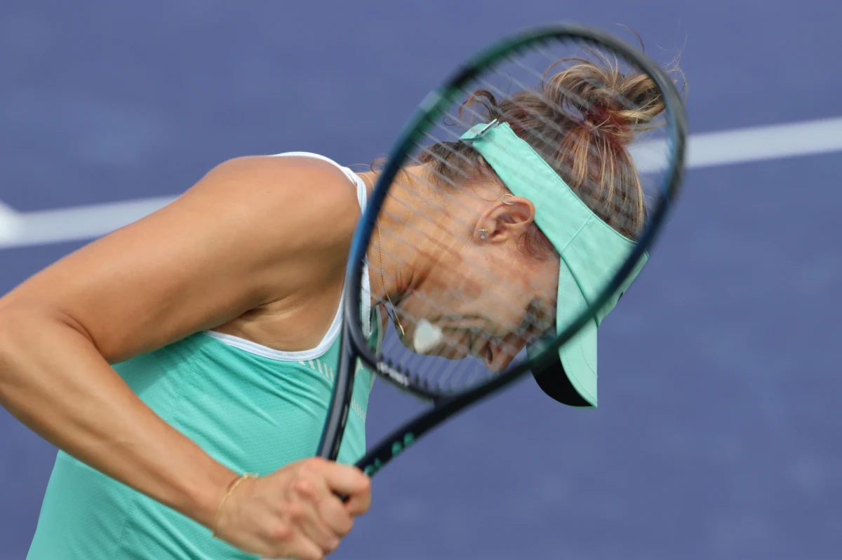 Magda Linette przegrała z Amerykanką Taylor Townsend 6:3, 6:7 (3-7), 1:6 w pierwszej rundzie tenisowego turnieju WTA rangi 1000 w Indian Wells. Spotkanie trwało dwie godziny i 34 minuty. Jeszcze krócej trwała przygoda z amerykańskim turniejem Magdaleny Fręch, która przegrała z Włoszką Lucią Bronzetti 2:6, 4:6.