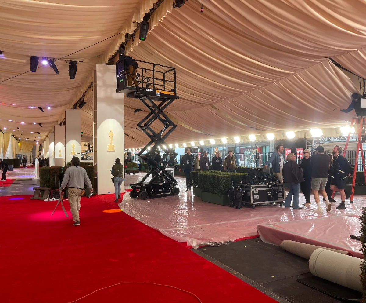 Trwają przygotowania do 96. ceremonii rozdania Oscarów. Pierwsza zauważalna zmiana w porównaniu z ubiegłym rokiem to powrót czerwonego dywanu. 