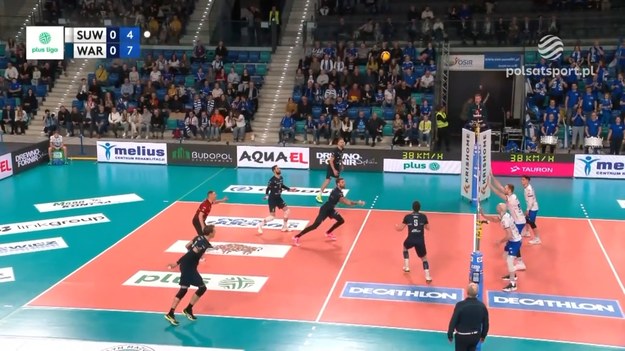 Fragmenty meczu MKS Ślepsk Malow Suwałki – Projekt Warszawa 1:3 (14:25, 25:14, 27:29, 18:25) - siatkówka, PlusLiga 2024 - 24. kolejka. Rywalizacja atakujących: Bartosz Filipiak (Ślepsk) zdobył 20 punktów, a Bartłomiej Bołądź (Projekt) – 23.