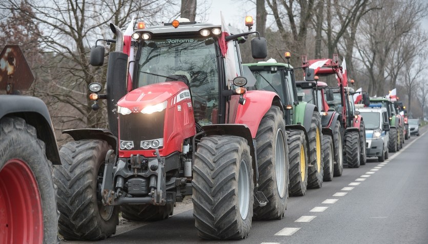 Rolnicy nie odpuszczają. Blokady dróg w całym kraju Rolnicy nie odpuszczają. Blokady dróg w całym kraju