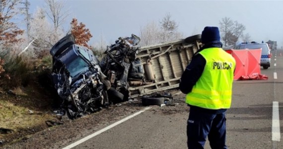 Jedna osoba nie żyje, dwie są ranne po wypadku na trasie między Kościerzyną a Bytowem. Według wstępnych ustaleń policji do czołowego zderzenia dwóch samochodów doszło podczas wyprzedzania. Droga jest całkowicie zablokowana w obu kierunkach.  