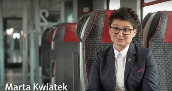 Pierwsza i jedyna w Polsce kobieta na stanowisku maszynisty instruktora kolei pasażerskiej prowadzi pociągi na torach w Wielkopolsce. Marta Kwiatek pracuje na kolei od 12 lat.