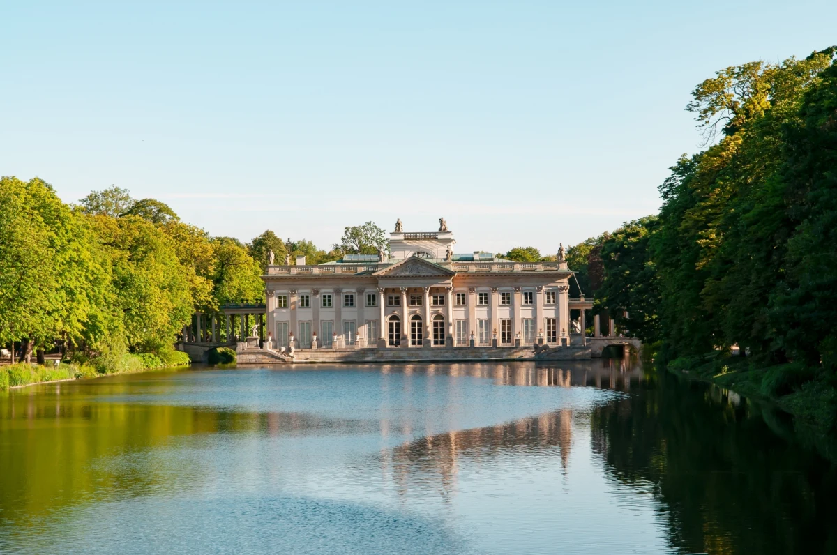W sercu Warszawy czeka dziś coś wyjątkowego. Muzeum Łazienki Królewskie przygotowało program edukacyjny z okazji święta kobiet. Jeśli odwiedzisz Łazienki, poznasz pracę pań związanych z muzeum. Eksplorowane będą zakamarki pałaców i ogrodów królewskich.