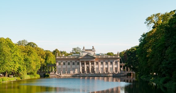 W sercu Warszawy czeka dziś coś wyjątkowego. Muzeum Łazienki Królewskie przygotowało program edukacyjny z okazji święta kobiet. Jeśli odwiedzisz Łazienki, poznasz pracę pań związanych z muzeum. Eksplorowane będą zakamarki pałaców i ogrodów królewskich.