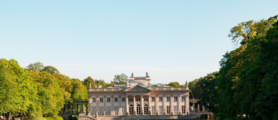 W sercu Warszawy czeka dziś coś wyjątkowego. Muzeum Łazienki Królewskie przygotowało program edukacyjny z okazji święta kobiet. Jeśli odwiedzisz Łazienki, poznasz pracę pań związanych z muzeum. Eksplorowane będą zakamarki pałaców i ogrodów królewskich.