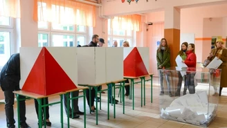 Incydent wyborczy na Podlasiu. Wójt wiózł na masce kontrkandydata