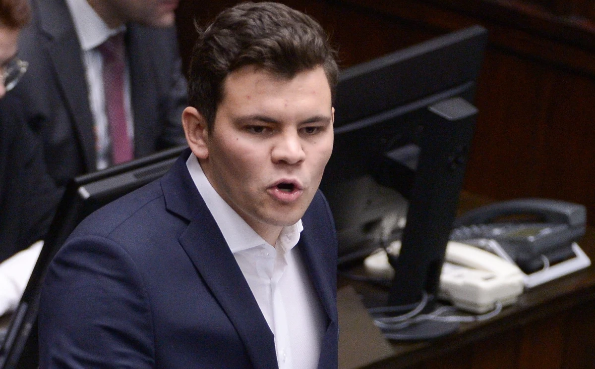 "Do czasu wyjaśnienia sprawy poseł Adam Gomoła zostaje zawieszony w prawach członka Klubu Parlamentarnego Polska 2050-Trzecia Droga" - przekazała partia Szymona Hołowni w opublikowanym przed południem oświadczeniu. Komunikat Polski 2050 ma związek z czwartkową publikacją "Nowej Trybuny Opolskiej". Gazeta poinformowała, że dotarła do nagrania, w którym poseł Gomoła miał nakłaniać jednego z polityków do wpłaty 20 tys. złotych na konto prywatnej firmy szefowej swojego sztabu wyborczego w zamian za pierwsze miejsce na liście.