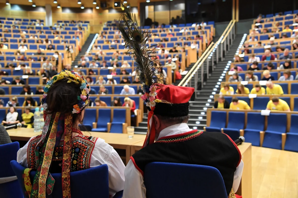 W sobotę 9 marca odbędzie się już VII edycja Dyktanda Krakowskiego. W Auditorium Maximum Uniwersytetu Jagiellońskiego miłośnicy poprawnej polszczyzny sprawdzą swoją wiedzę, powalczą o atrakcyjne nagrody i spotkają się z gwiazdami. Na miejscu będzie też liczna ekipa RMF FM. 