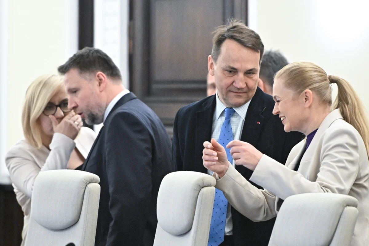 Liczący z premierem 27 członków konstytucyjny skład gabinetu Donalda Tuska plasuje się w pierwszej trójce najliczniejszych rządów w Europie, po rządzie Rosji (31 członków) oraz Białorusi (30 członków). Gabinet Donalda Tuska wspiera 93 sekretarzy i podsekretarzy stanu. Ministrowie finansów, klimatu i spraw zagranicznych mają już po 7 zastępców. 