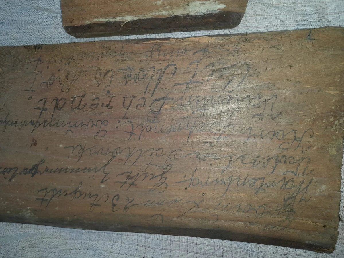 Podczas rewitalizacji dawnej synagogi w Barczewie pracownicy firmy remontowej odkryli dwie drewniane deski z historycznymi napisami. Są na nich daty 23-24 August 1894 i nazwiska, najprawdopodobniej robotników.