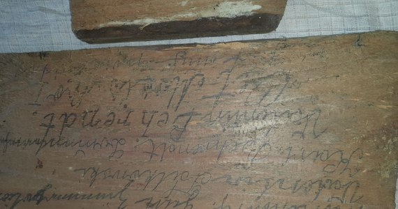 Podczas rewitalizacji dawnej synagogi w Barczewie pracownicy firmy remontowej odkryli dwie drewniane deski z historycznymi napisami. Są na nich daty 23-24 August 1894 i nazwiska, najprawdopodobniej robotników.