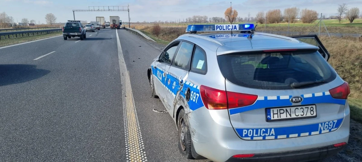 ​Ciężarówka uderzyła w radiowóz na trasie S7 na Pomorzu. Poszkodowana została policjantka. Do wypadku doszło ok. 600 metrów przed protestem prowadzonym przez rolników w okolicy Kmiecina, między Nowym Dworem Gdańskim a Elblągiem. Ruch na trasie S7 w stronę Gdańska jest wstrzymany.