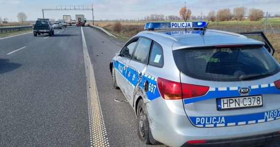 ​Ciężarówka uderzyła w radiowóz na trasie S7 na Pomorzu. Poszkodowana została policjantka. Do wypadku doszło ok. 600 metrów przed protestem prowadzonym przez rolników w okolicy Kmiecina, między Nowym Dworem Gdańskim a Elblągiem. Ruch na trasie S7 w stronę Gdańska jest wstrzymany.