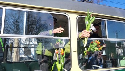 "Księżniczka" wyjechała na tory. Pracownicy MPK rozdawali kwiaty pasażerkom