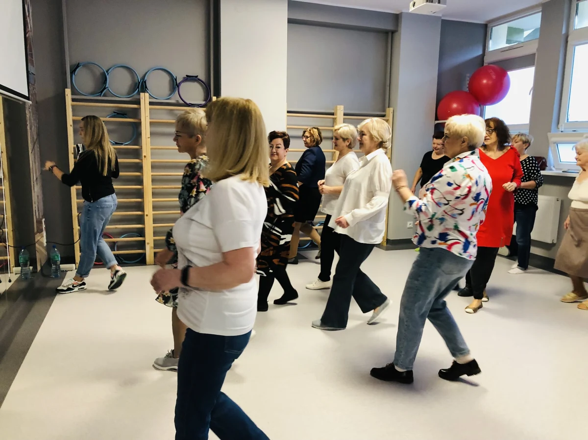 Taneczny Dzień Kobiet wybrały seniorki z Łodzi. W Centrum Zdrowego i Aktywnego Seniora w dzielnicy Górna spotkały się na bezpłatnych zajęciach, aby nauczyć się samby czy cha-chy.