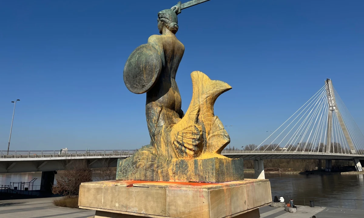 Dwie młode kobiety oblały pomarańczową farbą pomnik warszawskiej Syrenki na bulwarach wiślanych. Aktywistki zostały zatrzymane, przesłuchano je w charakterze świadków, ale po południu zostały wypuszczone na wolność.