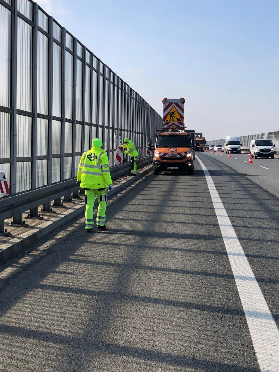 Przed weekendem drogowcy otworzyli prawy pas ruchu w kierunku Tarnowa na autostradzie A4 w Stanisławicach. W sobotę i niedzielę będzie można korzystać z obu pasów ruchu.