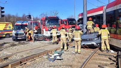 Samochód zakleszczył się pomiędzy słupem a tramwajem