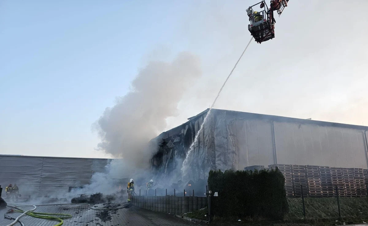 Duży pożar fabryki tworzyw sztucznych wybuchł po południu w miejscowości Polanka pod Myślenicami w Małopolsce. Nikt nie ucierpiał. Przed godziną 19 akcja strażaków została zakończona.