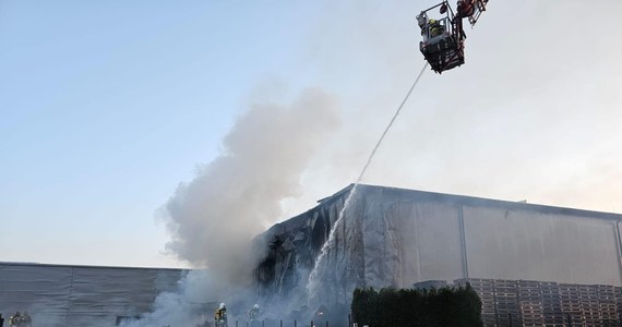 Duży pożar fabryki tworzyw sztucznych wybuchł po południu w miejscowości Polanka pod Myślenicami w Małopolsce. Nikt nie ucierpiał. Przed godziną 19 akcja strażaków została zakończona.