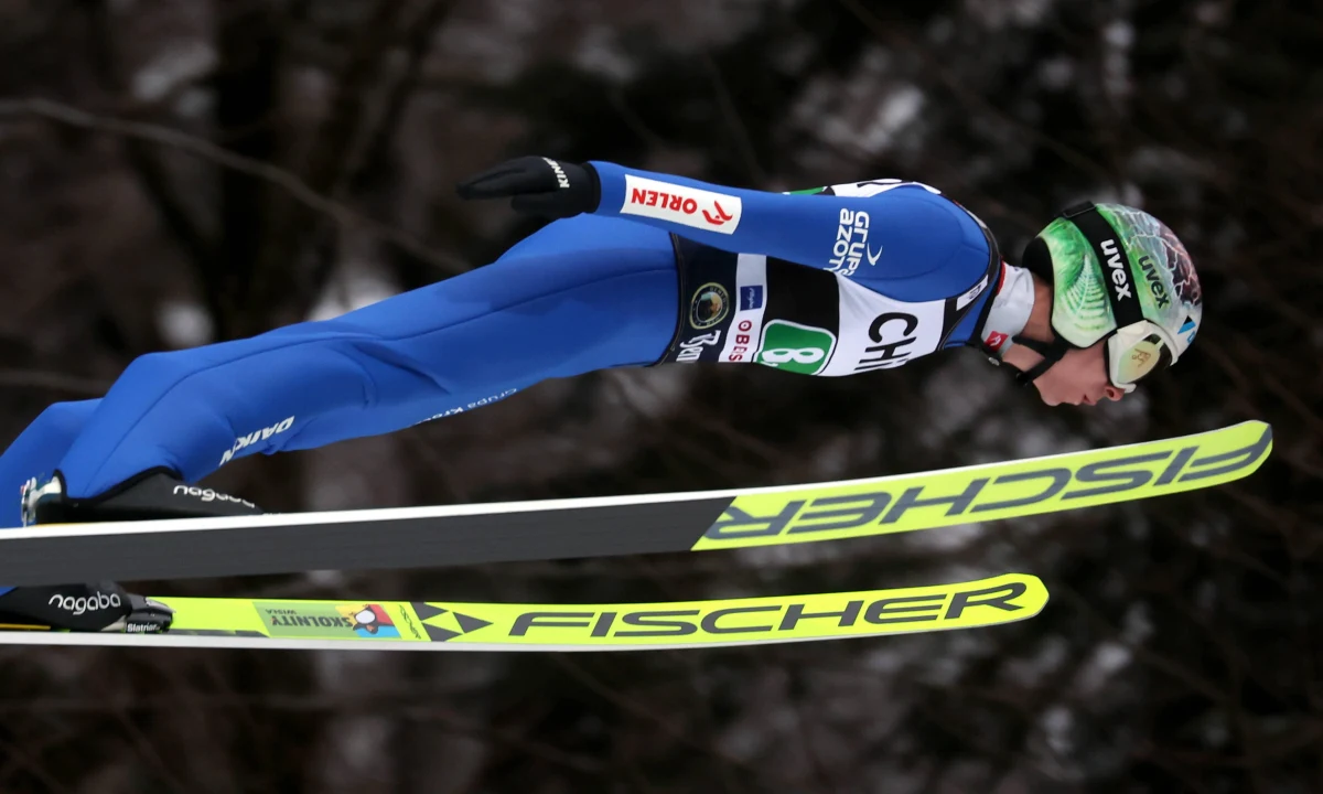 Polscy skoczkowie w komplecie awansowali do sobotniego konkursu Pucharu Świata w Oslo. Najlepszy z Biało-Czerwonych był Aleksander Zniszczoł, który uplasował się na 20. miejscu. Kwalifikacje - będące jednocześnie początkiem cyklu Raw Air - wygrał Austriak Daniel Huber.