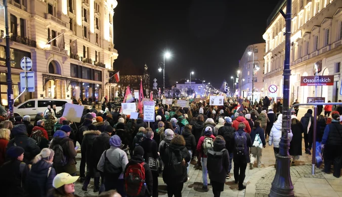 Strajk Kobiet przed biurem Polski 2050: Referendum to nie mydło
