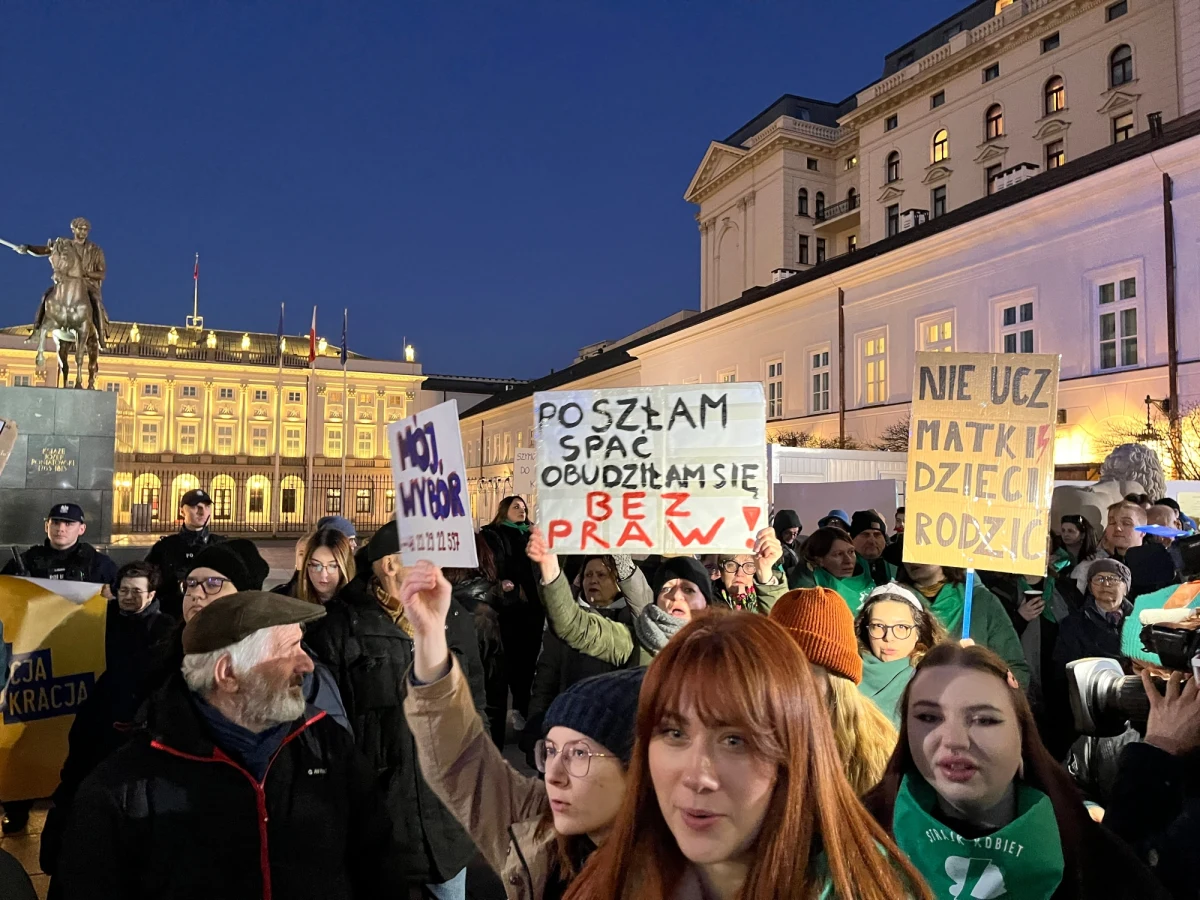 Zakończyła się warszawska demonstracja Ogólnopolskiego Strajku Kobiet. Uczestniczki i uczestnicy, którzy domagali się m.in. dostępu do pigułki "dzień po" bez recepty i rozpatrzenia w parlamencie ustaw proaborcyjnych, przeszli sprzed Pałacu Prezydenckiego do biura Polski 2050. "Nie możemy odpuszczać. Po ostatnich wyborach widzimy, że to w nas jest siła. To kobiety są progresywnymi głosami w Polsce i mogą zmieniać rzeczywistość. Ja w to wierzę" - powiedziała reporterce RMF FM jedna z uczestniczek manifestacji.