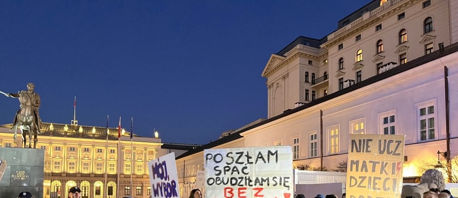 Zakończyła się warszawska demonstracja Ogólnopolskiego Strajku Kobiet. Uczestniczki i uczestnicy, którzy domagali się m.in. dostępu do pigułki "dzień po" bez recepty i rozpatrzenia w parlamencie ustaw proaborcyjnych, przeszli sprzed Pałacu Prezydenckiego do biura Polski 2050. "Nie możemy odpuszczać. Po ostatnich wyborach widzimy, że to w nas jest siła. To kobiety są progresywnymi głosami w Polsce i mogą zmieniać rzeczywistość. Ja w to wierzę" - powiedziała reporterce RMF FM jedna z uczestniczek manifestacji.