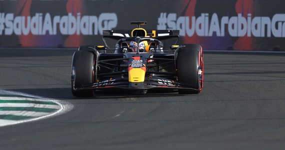 ​Broniący tytułu mistrza świata Formuły 1 Holender Max Verstappen wygrał kwalifikacje przed sobotnim, drugim w tegorocznym sezonie wyścigiem - Grand Prix Arabii Saudyjskiej w Dżuddzie.