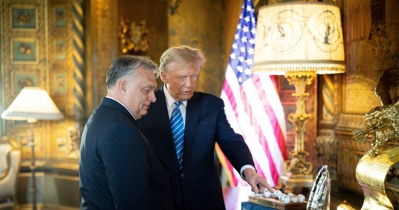 "Nie ma nikogo mądrzejszego i lepszego przywódcy niż Viktor Orban" - stwierdził były prezydent USA Donald Trump, który spotkał się z węgierskim premierem w swojej rezydencji Mar-a-Lago. "On jest niekontrowersyjną postacią, bo mówi: "będzie tak" i to tyle. Prawda? On jest szefem. To świetny przywódca, bardzo szanowany" - wyliczał.