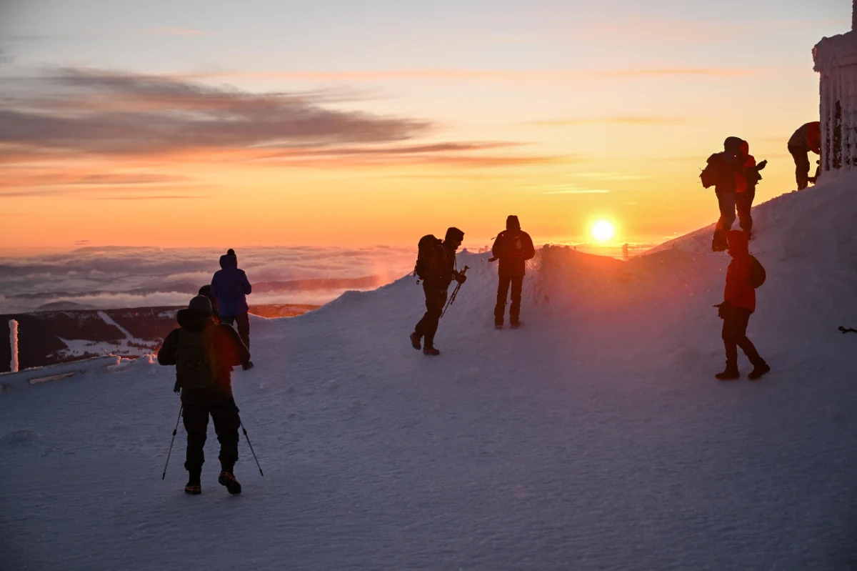 Wiatr osiągający w porywach do 100 km/h i ujemna temperatura – takie warunki panują w sobotę w Karkonoszach. Ratownicy GOPR przestrzegają, że na szlakach jest bardzo ślisko.