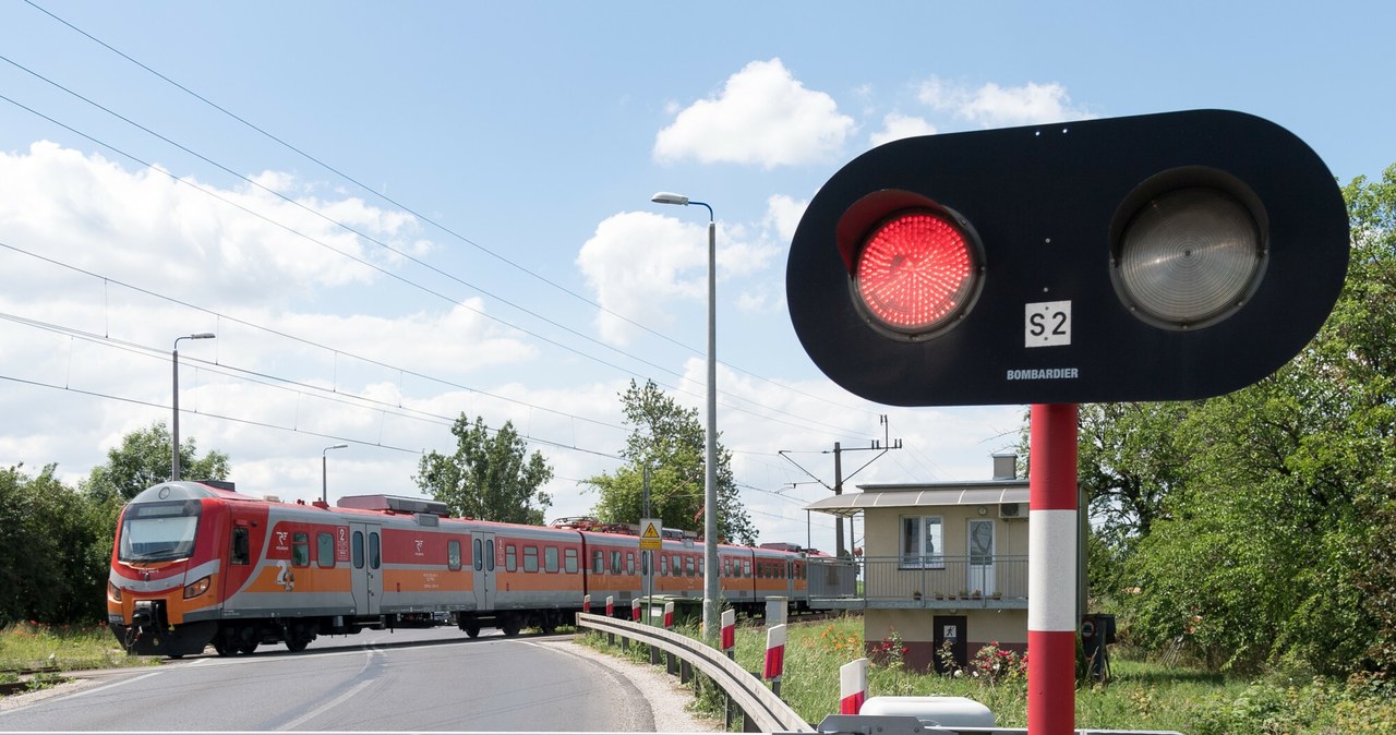 zadecydował, areszcie, mężczyzny, który, prowadząc, samochód, wpływem, alkoholu, uprawnień, wjechał, trzy, pojazdy, stojące, prz Pijany kierowca staranował pojazdy przed przejazdem kolejowym