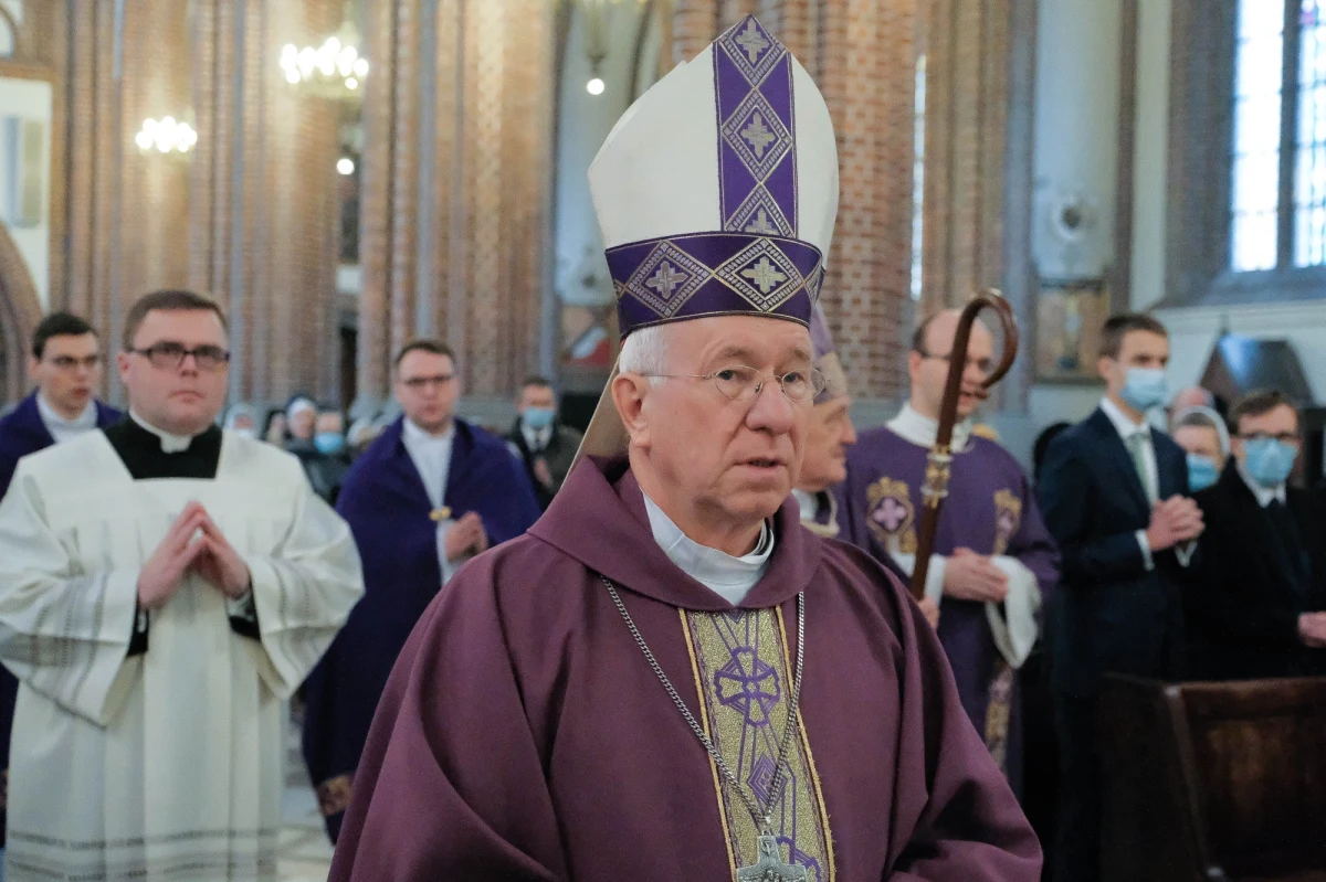 Papież Franciszek przyjął rezygnację biskupa Andrzeja Dziuby. Administratorem apostolskim sede vacante diecezji łowickiej został biskup Wojciech Osial. W komunikacie Nuncjatury Apostolskiej wprost stwierdzono, że rezygnacja biskupa Dziuby jest efektem zaniedbań dotyczących przypadków pedofilii wśród duchownych. 