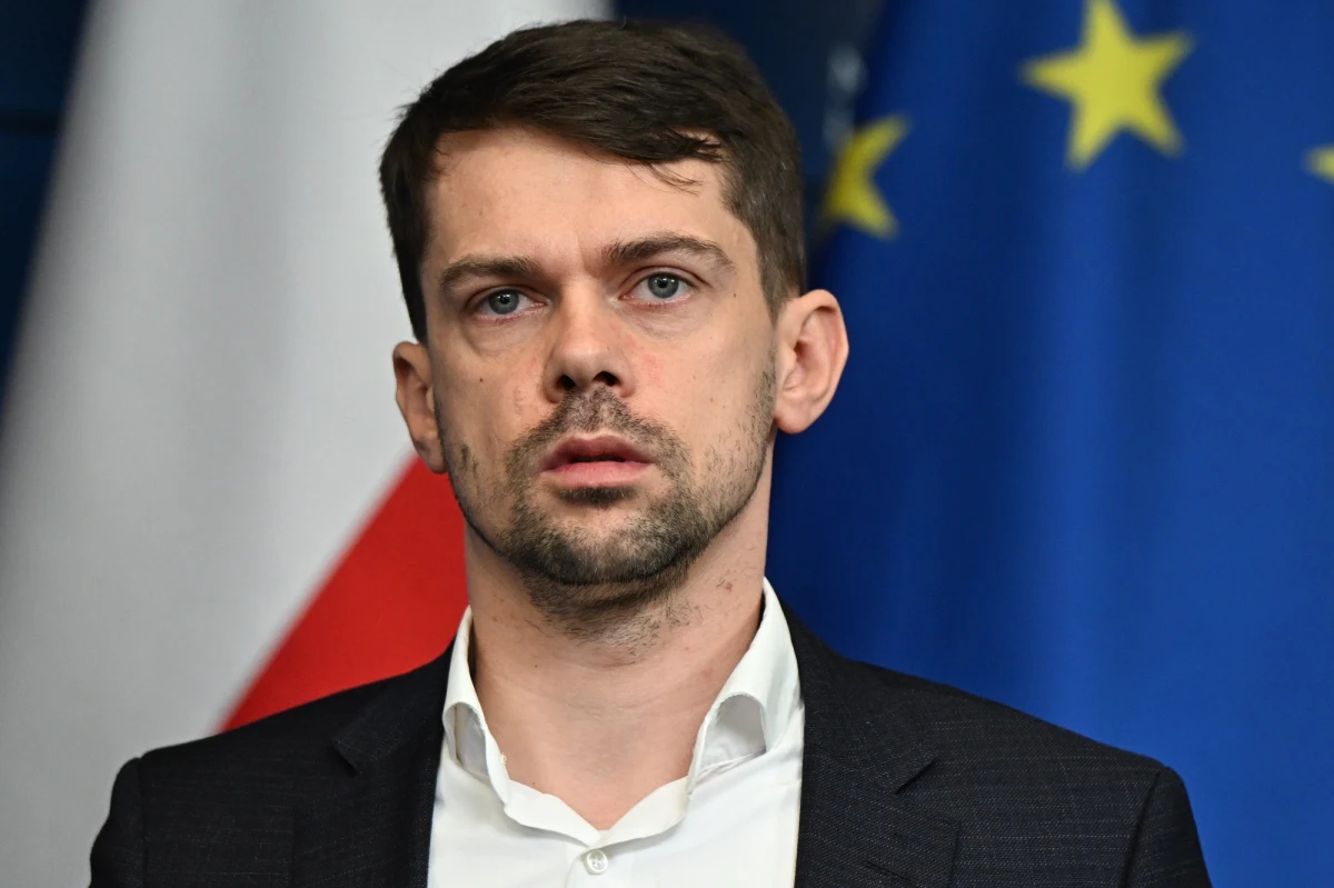 Zaproponowałem stronie rolniczej, by w poniedziałek usiąść wspólnie jeszcze raz do rozmowy - poinformował wiceminister rolnictwa Michał Kołodziejczak po spotkaniu z rolnikami. Dodał, że 15 marca rządzący będą mogli poinformować, jakie będą zmiany w Zielonym Ładzie.