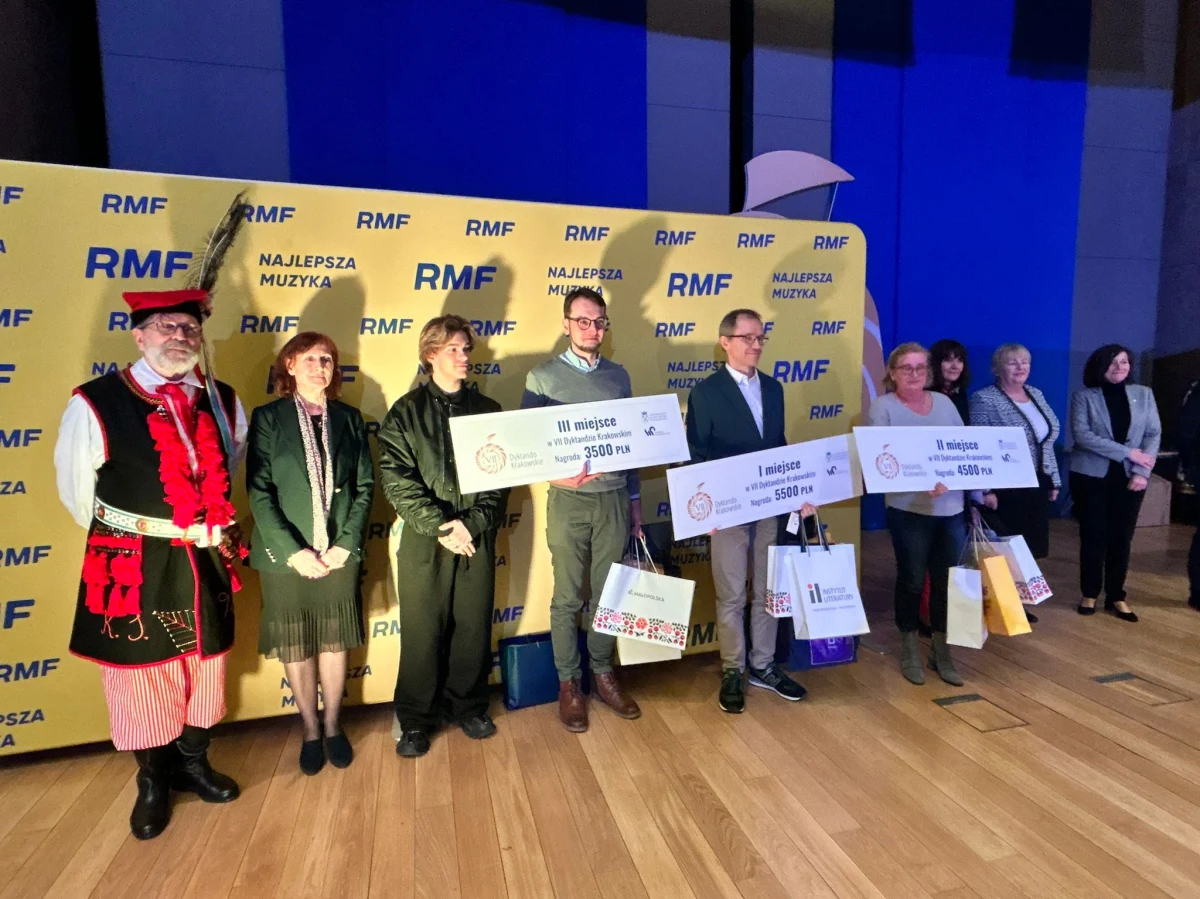 To nie tylko sprawdzian znajomości zasad ortografii i interpunkcji, ale też dobra zabawa w gwiazdorskim towarzystwie. W Auditorium Maximum Uniwersytetu Jagiellońskiego odbyło się dziś VII Dyktando Krakowskie. Zwycięzcą tegorocznej edycji w kategorii "open" został Tomasz Malarz. W kategorii "junior" wygrała Joanna Pawłowicz. 