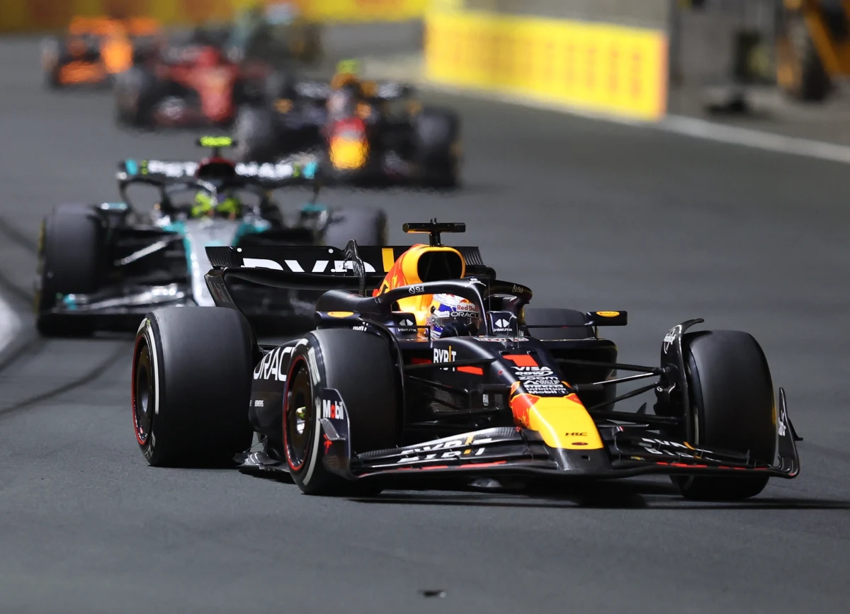 Holender Max Verstappen (Red Bull) wygrał w Dżuddzie wyścig o Grand Prix Arabii Saudyjskiej, drugą rundę mistrzostw świata Formuły 1. Uwzględniając także końcówkę poprzedniego sezonu to dziewiąte z rzędu zwycięstwo obrońcy tytułu, a łącznie 56. Na podium stanął po raz setny w karierze.