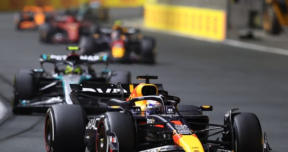 Holender Max Verstappen (Red Bull) wygrał w Dżuddzie wyścig o Grand Prix Arabii Saudyjskiej, drugą rundę mistrzostw świata Formuły 1. Uwzględniając także końcówkę poprzedniego sezonu to dziewiąte z rzędu zwycięstwo obrońcy tytułu, a łącznie 56. Na podium stanął po raz setny w karierze.