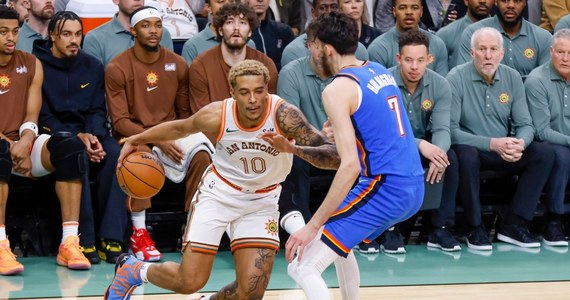 Reprezentant Polski Jeremy Sochan zdobył 20 punktów dla San Antonio Spurs, a jego zespół wygrał na wyjeździe z Golden State Warriors 126:113. To była dopiero 14. w obecnym sezonie ligi NBA wygrana koszykarzy z Teksasu, którzy na koncie mają już 50 porażek.